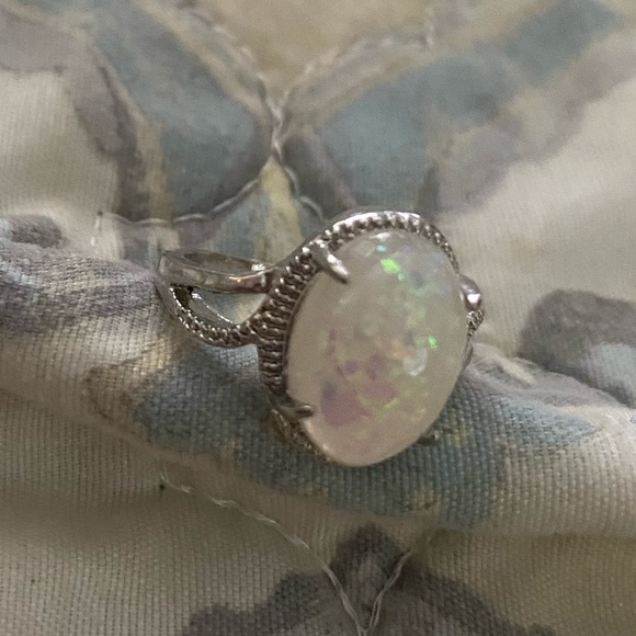 Pretty silver ring with simulated Opal stone - Picture 2 of 4
